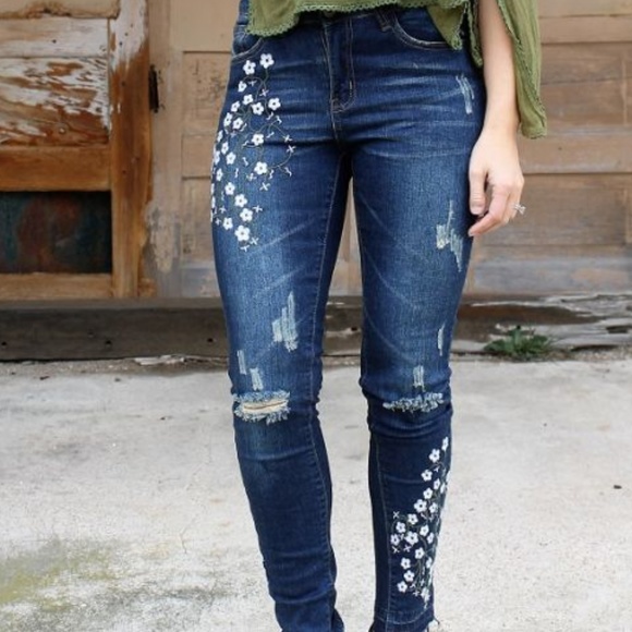 L&B Plus Size Floral Embroidered Distressed Jeans - Picture 6 of 7